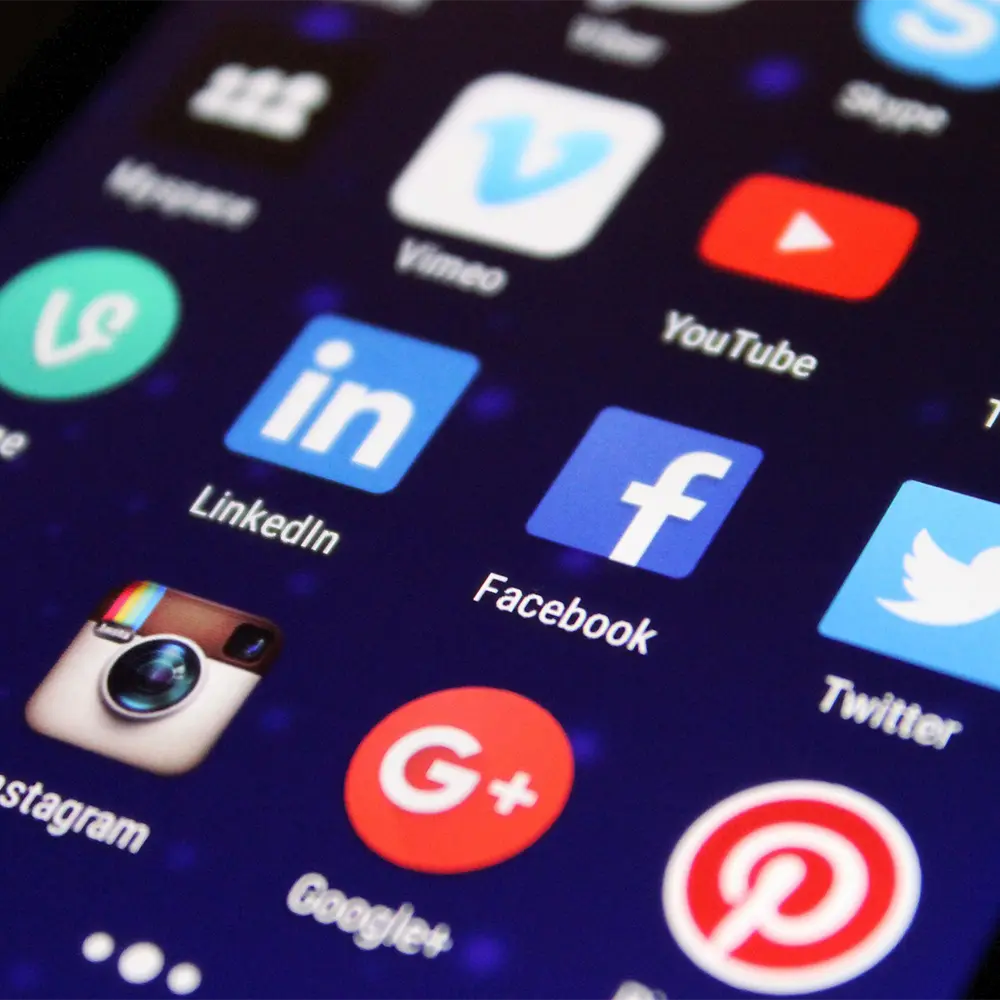 streit-reseaux-sociaux Des questions plus générales m’ont ensuite entrainée vers un master en sciences de l’éducation. Comment l’information médicale circule-t-elle jusqu’aux patients, que savent-ils sur leur maladie ? À quel type d’information ont-ils accès sur internet et les réseaux sociaux d’auto-communication de masse ? Quelle est la valeur de l’expérience des patients et de l’information qui circule au sein des groupes de patients sur ces réseaux ? Après plusieurs entretiens et une analyse du contenu des échanges sur ces communautés virtuelles, la conclusion de ce travail sera que les réseaux sociaux d’auto-communication de masse permettent aux malades d’échanger leurs expériences thérapeutiques. Les traitements médicaux, paramédicaux et de médecine complémentaire y sont soumis à la critique et évalués de manière informelle. Derrière ces communautés se cachent de potentiels savoirs qu’il serait intéressant de formaliser.
