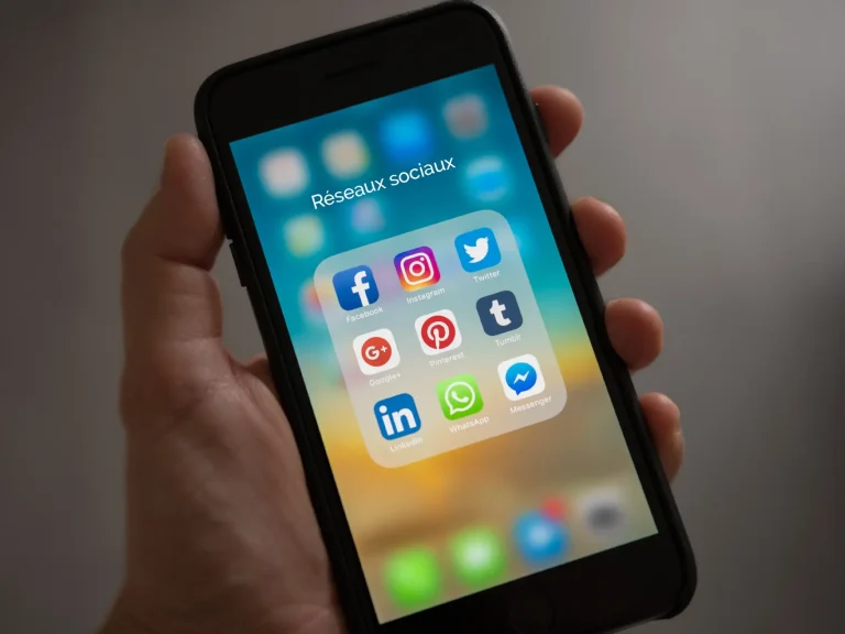 Les réseaux sociaux ne sont plus seulement utilisés pour rester en contact avec ses amis. Nos étudiants en kiné les utilisent désormais pour se connecter avec leurs pairs et élargir leurs horizons dans la formation. Découvrez le témoignage d’Emma étudiante en 4 année.