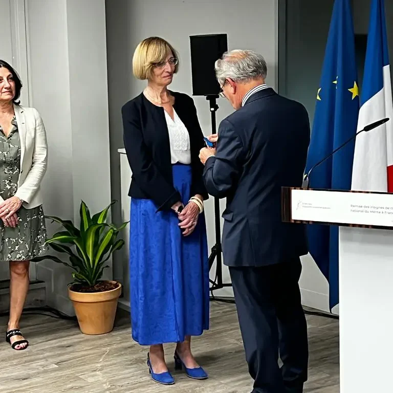 Françoise BIZOUARD, Directrice de Mémoire au CEERRF reçoit la distinction Chevalier de l’Ordre national du Mérite