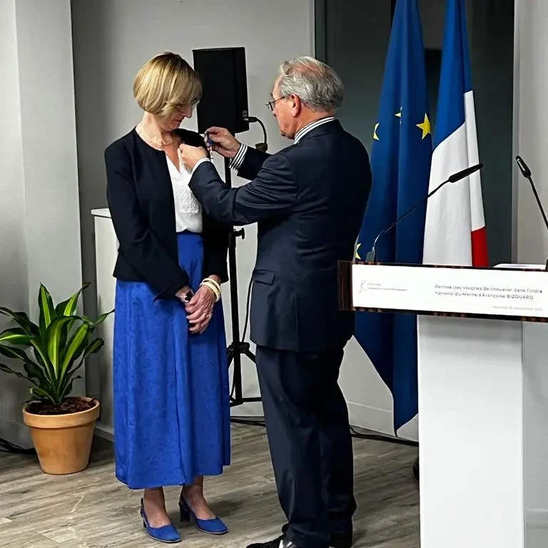 Françoise BIZOUARD, Directrice de Mémoire au CEERRF reçoit la distinction Chevalier de l’Ordre national du Mérite