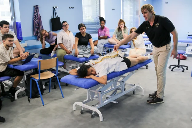 Le kinésithérapeute au cœur de la santé publique Le kinésithérapeute au cœur de la santé publique Prévenir, accompagner, agir — une profession en première ligne